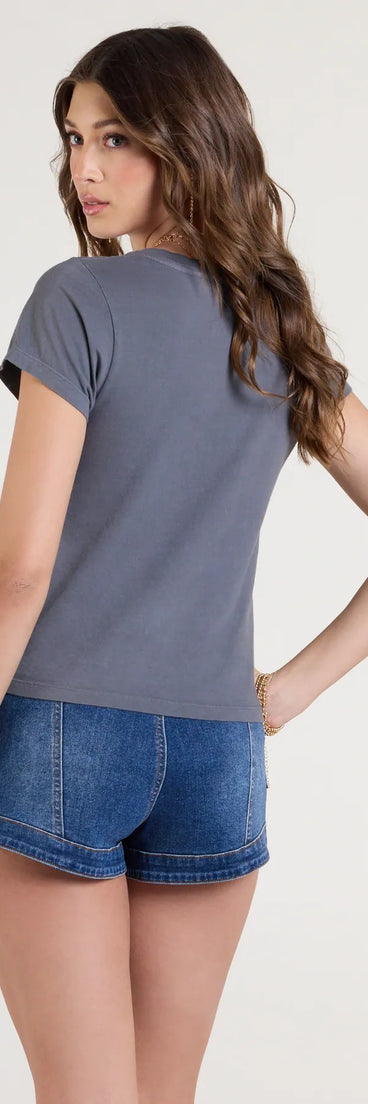 From bold to effortless, the Vaquera Western Graphic Tee lets you define your vibe with gray tops that speak your style.