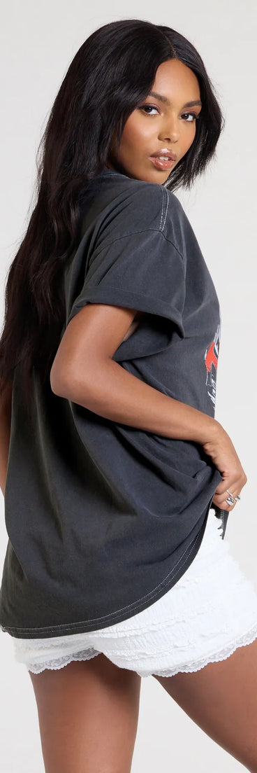 From bold to effortless, the Willie Nelson Graphic Oversized Tee lets you define your vibe with charcoal tops that speak your style.