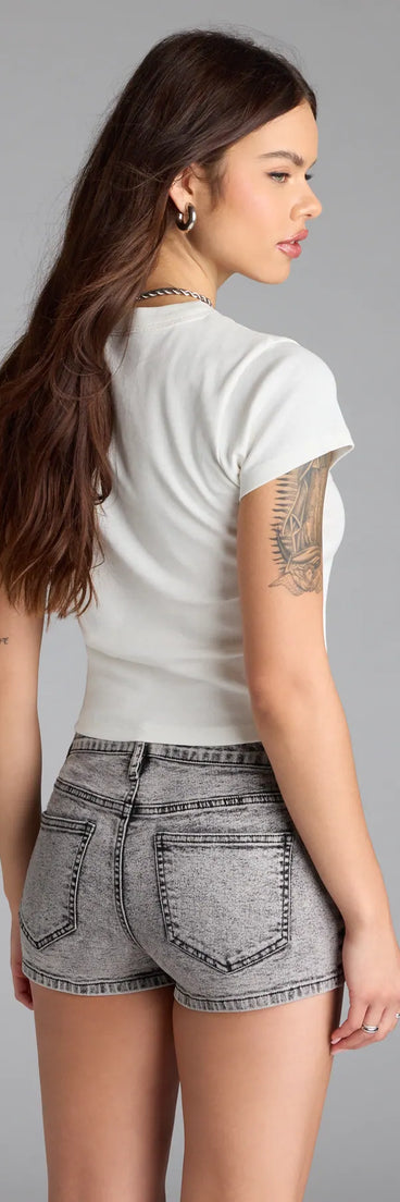 For college campus looks, game day outfits, or a bold going-out vibe, the Best Shot Graphic Tee is an on-trend white crop top that easily styles with your favorite denim.