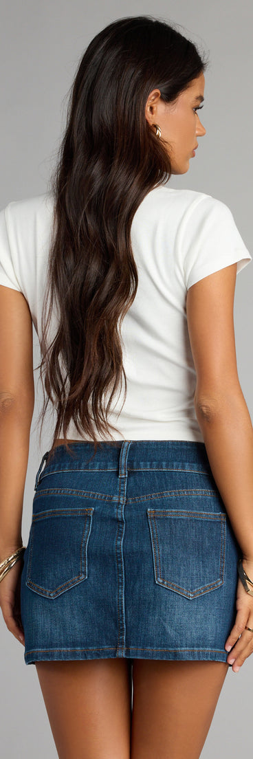 Complete your look with the Sultry Basics Lace Bra Printed Crop Tee, a trendy top that’s ready to pair with anything in your fall rotation.