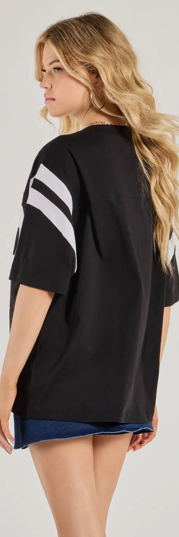 Upgrade your style game for 2025 with the 22 Oversized Graphic Tee in black, perfect for any fashion-forward wardrobe.