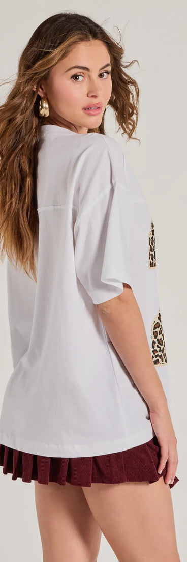 
Upgrade your style game for 2025 with the 23 Leopard Print Oversized Graphic Tee in white, perfect for any fashion-forward wardrobe.