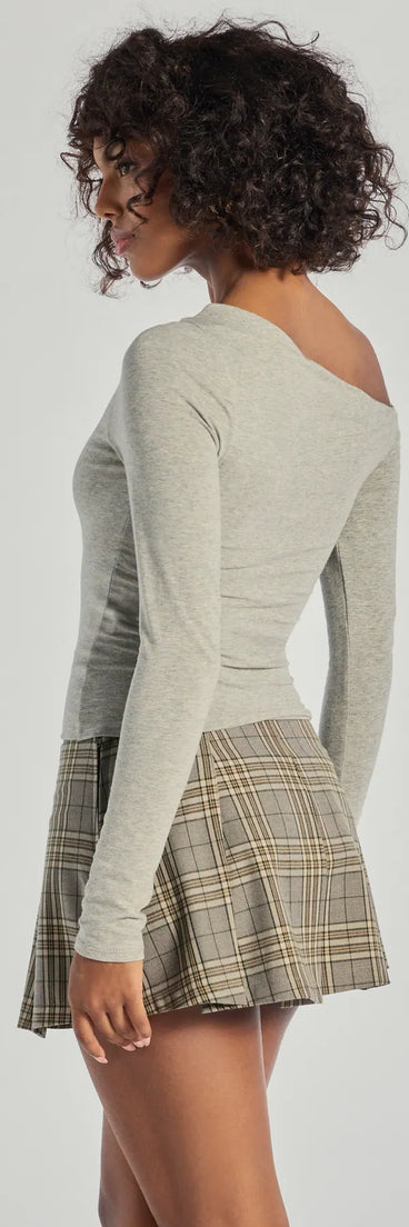 Make a statement in 2025 with the Chic Detail Off-Shoulder Long Sleeve Top, a heather gray long-sleeve top featuring a trendy shoulder design that adds a bold, festive touch to any club or party look.