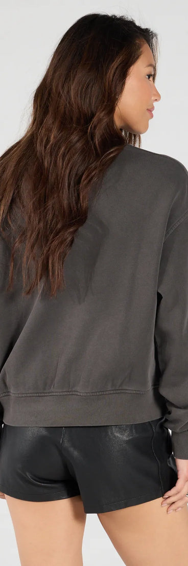 From bold to effortless, the Comfy Trend 84' Graphic Sweatshirt lets you define your vibe with charcoal tops that speak your style.