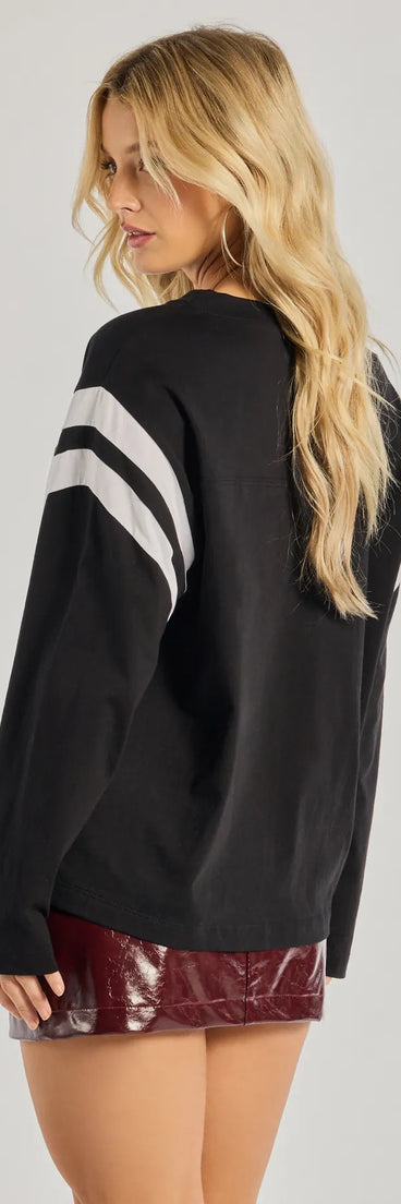 With its midriff cut and trend-forward fit, the 98 Oversized Long Sleeve Tunic is a black crop top made to pair with skirts, denim, or whatever vibe you're feeling this season.