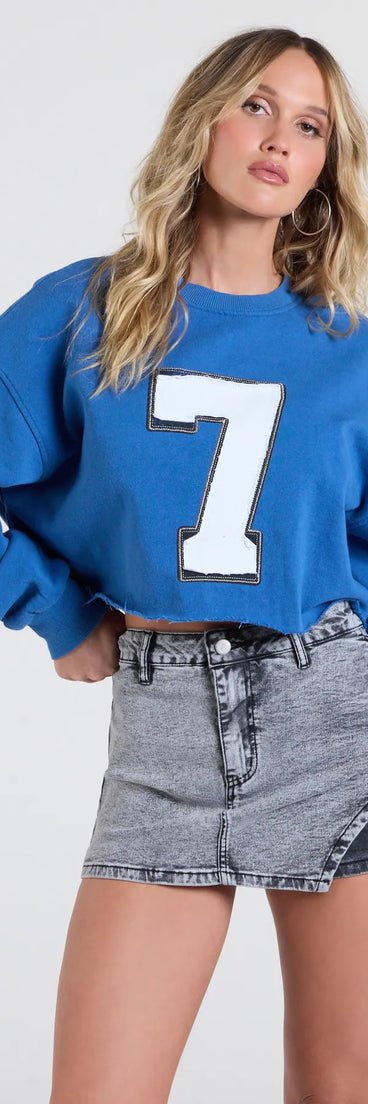 From bold to effortless, the Sporty And Flirty Seven Graphic Crop Sweatshirt lets you define your vibe with blue tops that speak your style.
