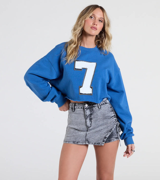 From bold to effortless, the Sporty And Flirty Seven Graphic Crop Sweatshirt lets you define your vibe with blue tops that speak your style.