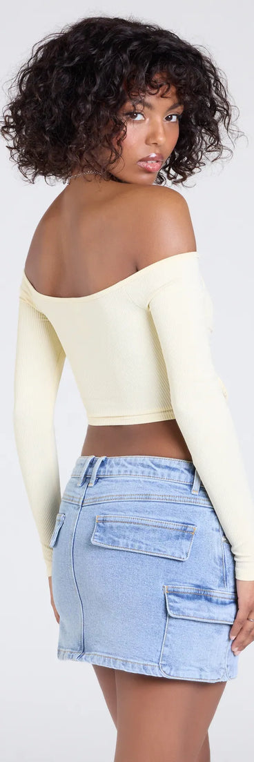 From bold to effortless, the Sultry Perception Off-The-Shoulder Crop Top lets you define your vibe with banana yellow tops that speak your style.
