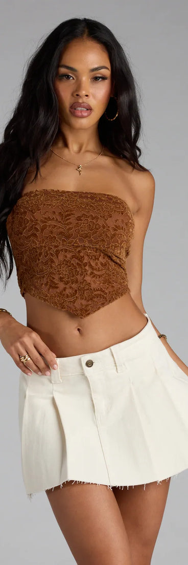 For college campus looks, game day outfits, or a bold going-out vibe, the Be The Vibe Strapless Crop Top is an on-trend cognac crop top that easily styles with your favorite denim.