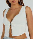 Essential for your seasonal closet, the So Fresh Lace-Trim Linen Cropped Tank Top offers a trendy twist on everyday tops so you can elevate your style effortlessly.