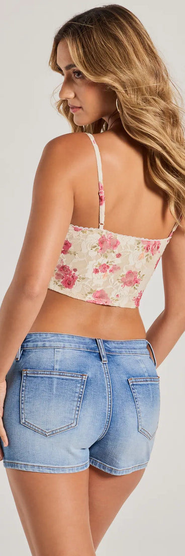 
Upgrade your style game for 2025 with the Delicate Blooms Floral V-Neck Lace Crop Top in natural, perfect for any fashion-forward wardrobe.