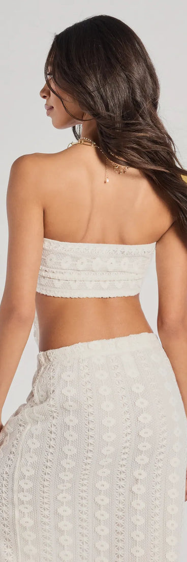 For college campus looks, game day outfits, or a bold going-out vibe, the Vacay Ready Tie-Front Bandeau Crochet Crop Top is an on-trend natural crop top that easily styles with your favorite denim.