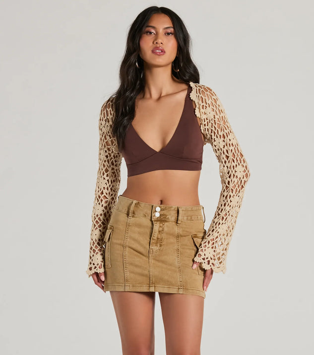 Wrap up in style with the Sunny Radiance Floral Crochet Bolero, a cozy natural sweater for women designed for night-out looks, everyday outfits, or as a chic layering piece for the colder months.