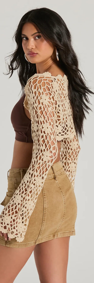 Wrap up in style with the Sunny Radiance Floral Crochet Bolero, a cozy natural sweater for women designed for night-out looks, everyday outfits, or as a chic layering piece for the colder months.