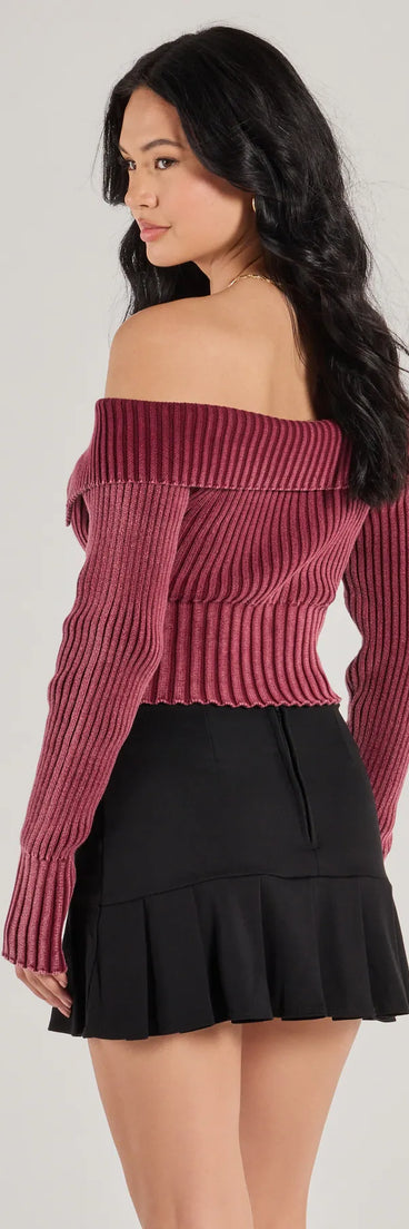 Make a statement this winter with the Trendsetting Style Off-The-Shoulder Cropped Knit Top, a wine long-sleeve top featuring a trendy shoulder design that adds a bold, festive touch to any club or party look.