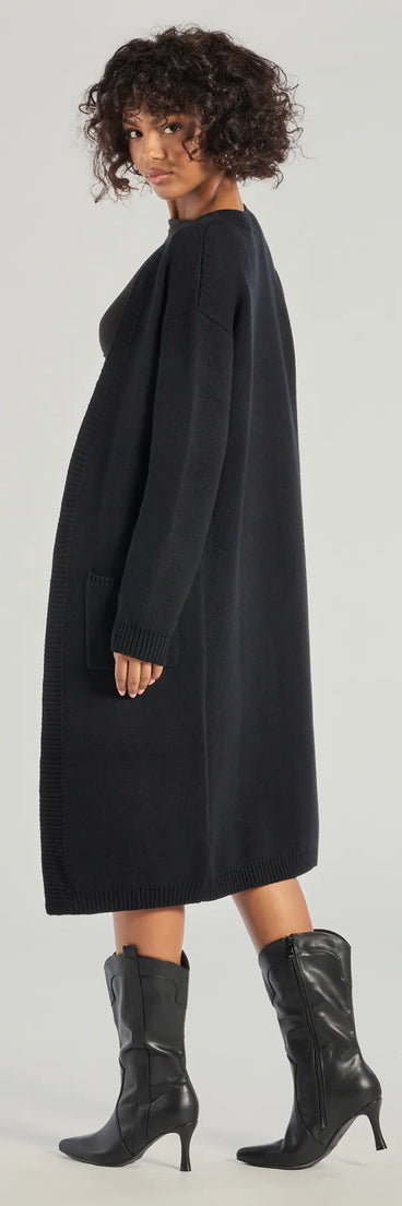 Wrap up in style with the L/S DUSTER (060052103001), a cozy black sweater for women designed for night-out looks, everyday outfits, or as a chic layering piece for the colder months.