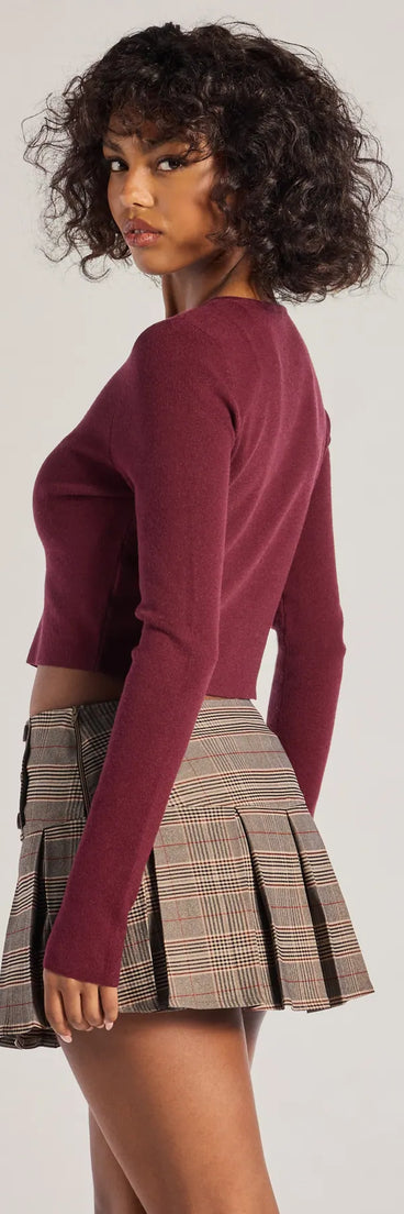 For college campus looks, game day outfits, or a bold going-out vibe, the Cozy Charm Cropped Knit Cardigan is an on-trend burgundy crop top that easily styles with your favorite denim.