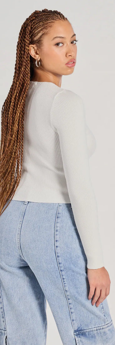 With its midriff cut and trend-forward fit, the Made The Cutout Long Sleeve Sweater Crop Top is a ivory crop top made to pair with skirts, denim, or whatever vibe you're feeling this season.