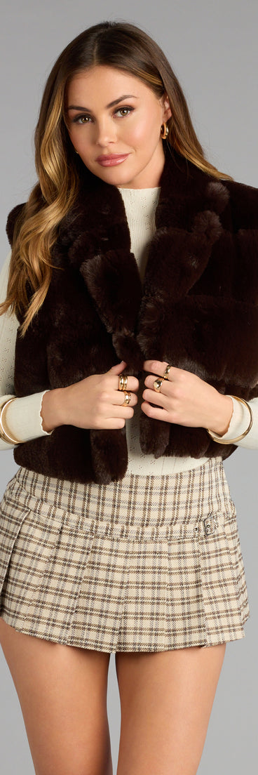 This piece brings trend-right energy to the Chill Luxe Faux Fur Crop Vest, perfect for fall outfits that stand out.