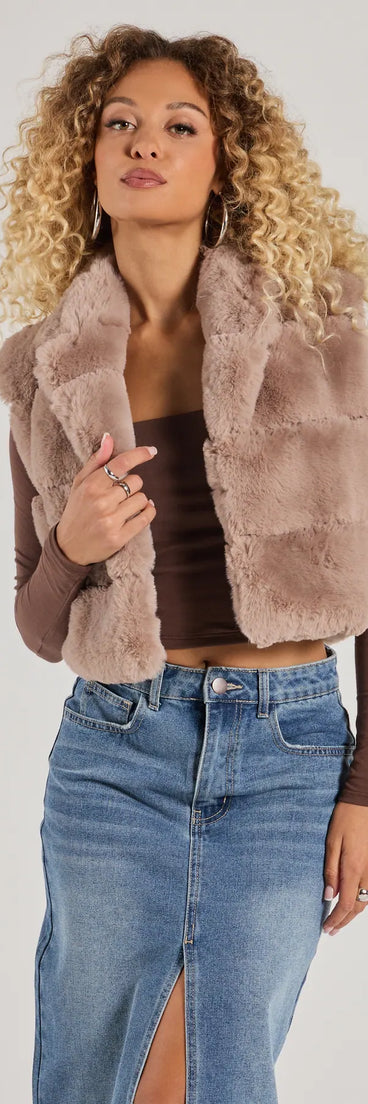 Stay chic this winter with Perfectly Luxe Faux Fur Cropped Vest, a heather gray women's coat perfect for layering. Featuring textured fabric and a trendy fit, this lightweight coat for women transitions effortlessly from cozy everyday wear to formal evening events.