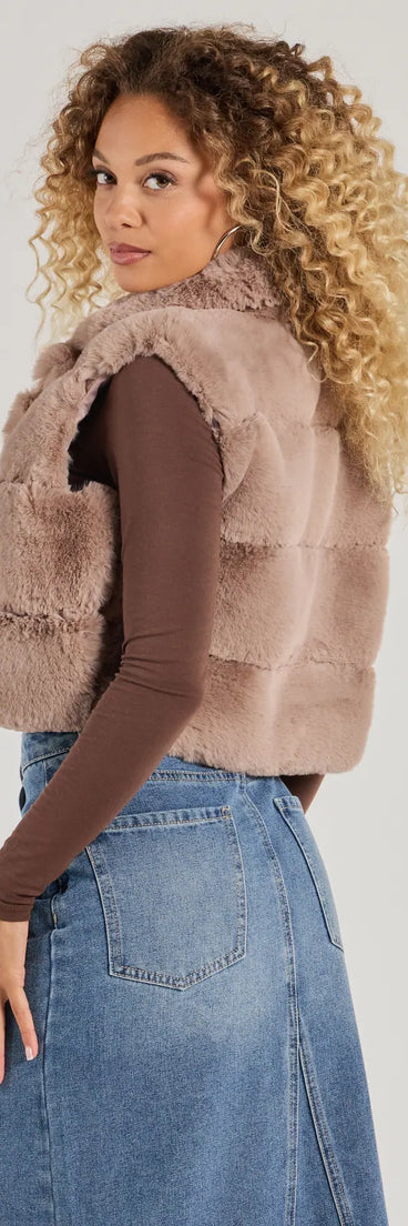 Stay chic this winter with Perfectly Luxe Faux Fur Cropped Vest, a heather gray women's coat perfect for layering. Featuring textured fabric and a trendy fit, this lightweight coat for women transitions effortlessly from cozy everyday wear to formal evening events.