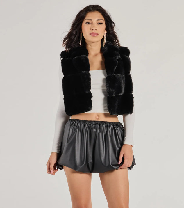 Stay chic this winter with Perfectly Luxe Faux Fur Cropped Vest, a heather gray women's coat perfect for layering. Featuring textured fabric and a trendy fit, this lightweight coat for women transitions effortlessly from cozy everyday wear to formal evening events.