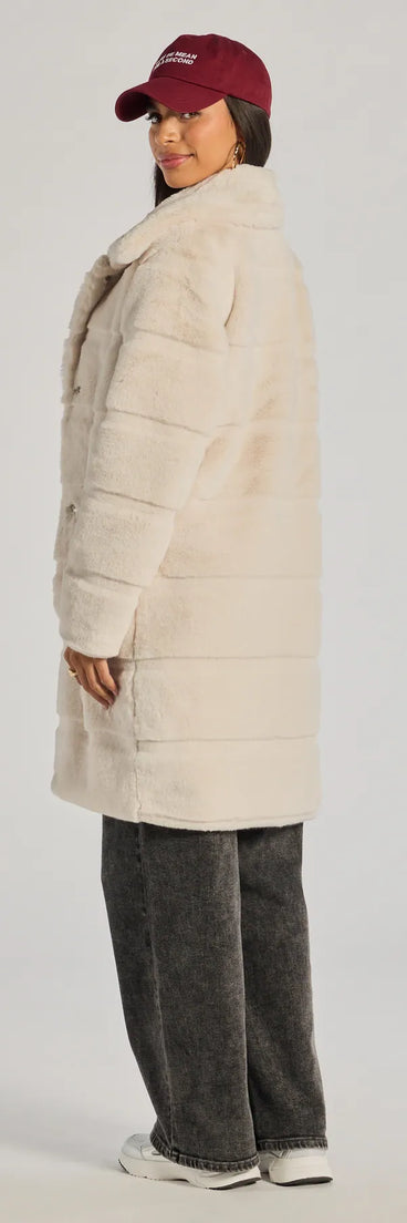 Stay chic this winter with Timeless Glam Faux Fur Trench Coat, a heather gray women's coat perfect for layering. Featuring textured fabric and a trendy fit, this lightweight coat for women transitions effortlessly from cozy everyday wear to formal evening events.