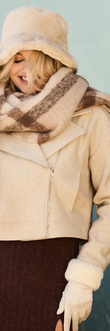 
Upgrade your style game for 2025 with the Cool Chic Vibe Faux Wool Moto Jacket in oatmeal, perfect for any fashion-forward wardrobe.