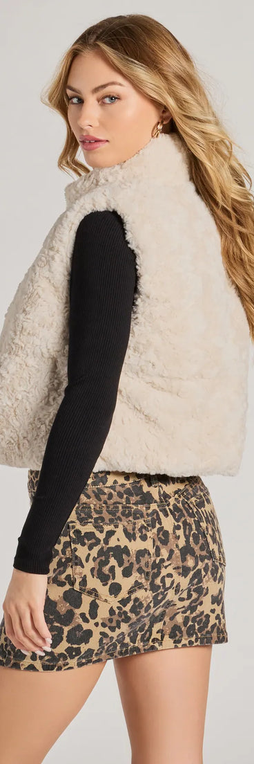 
Upgrade your style game for 2025 with the Elevated Cozy Faux Sherpa Puffer Vest in ivory, perfect for any fashion-forward wardrobe.