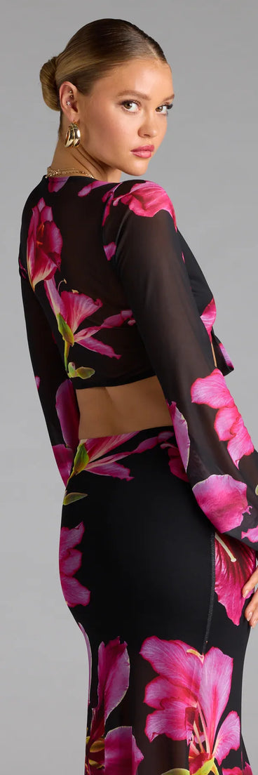 For college campus looks, game day outfits, or a bold going-out vibe, the Vacay Queen Tropical Floral Mesh Tie-Front Top is an on-trend black crop top that easily styles with your favorite denim.