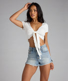 For college campus looks, game day outfits, or a bold going-out vibe, the Flirt Served Tie-Front Crop Top is an on-trend white crop top that easily styles with your favorite denim.