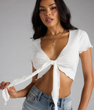 For college campus looks, game day outfits, or a bold going-out vibe, the Flirt Served Tie-Front Crop Top is an on-trend white crop top that easily styles with your favorite denim.