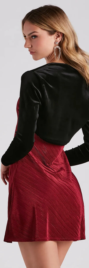 The Velvety Luxe Long Sleeve Bolero in black brings sleek style to any graduation outfit, from cap and gown to after-party.