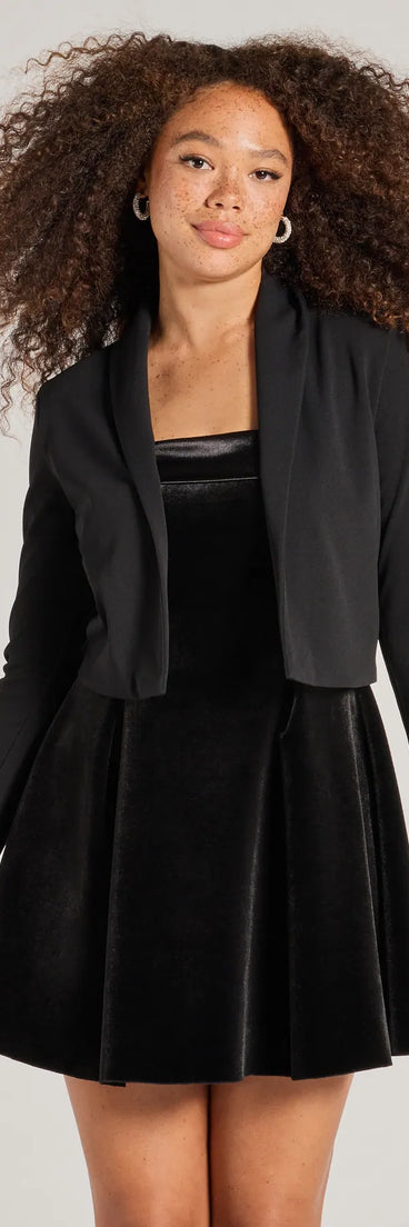 Dress up or down with the Essential Chic Crepe Cropped Blazer, a trendy black blazer that delivers structure and style on the go.