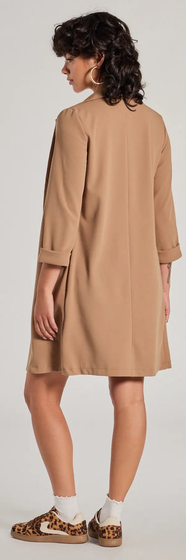 The Elevated Muse Crepe Longline Blazer in mocha is a women's workwear piece offering a trendy style and unique accents, perfect for effortlessly creating an outfit-of-the-day look that transitions your office look to going-out ready.