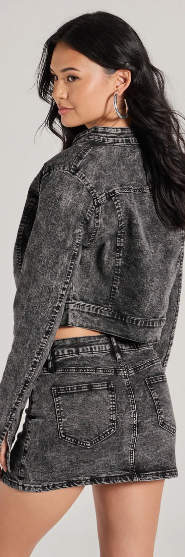 Layer on laid-back style with the Edgy Arrival Moto Acid Wash Denim Jacket in black, a jean jacket perfect for casual looks with a cool-girl twist.