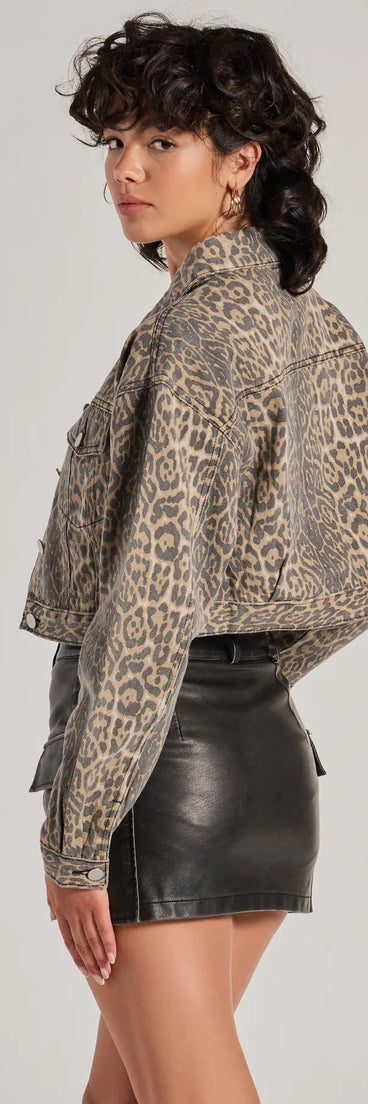 
Upgrade your style game for 2025 with the Level Up Leopard Print Denim Trucker Jacket in leopard, perfect for any fashion-forward wardrobe.