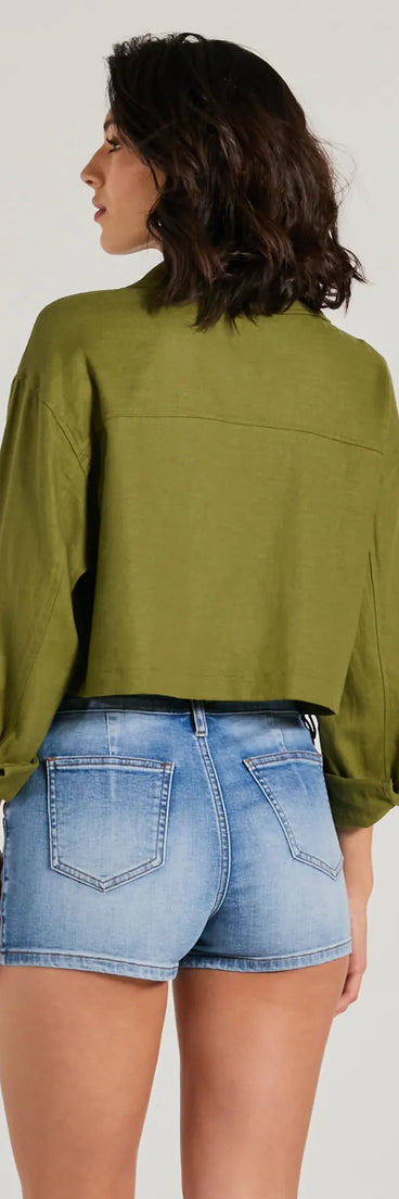 Your fall and winter outfits will be on-trend when you style the Effortless Personality Button Up Crop Linen Shacket to complete your best outfit of the day or add a layer of stylish warmth to your look!