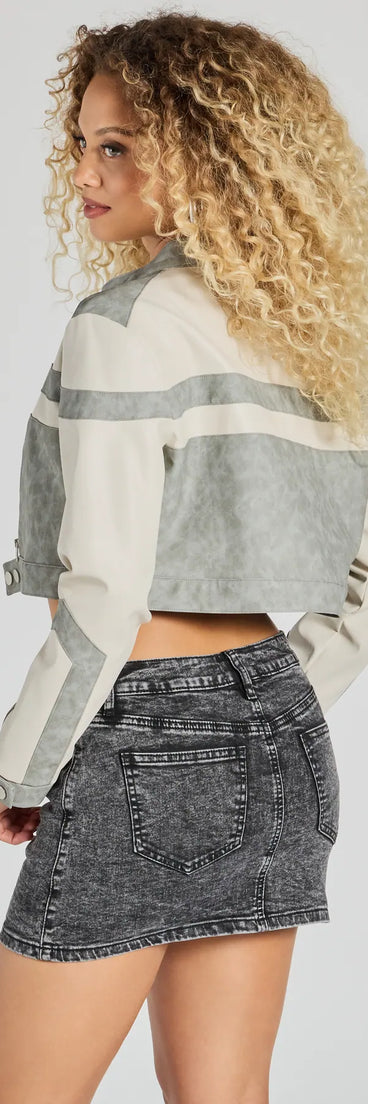 
Upgrade your style game for 2025 with the Walking The City Moto Striped Crop Jacket in heather, perfect for any fashion-forward wardrobe.