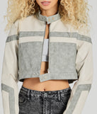 
Upgrade your style game for 2025 with the Walking The City Moto Striped Crop Jacket in heather, perfect for any fashion-forward wardrobe.
