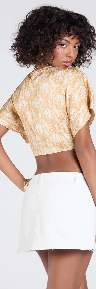 With its midriff cut and trend-forward fit, the Pretty Taste Tie-Front Printed Satin Top is a peach crop top made to pair with skirts, denim, or whatever vibe you're feeling this season.