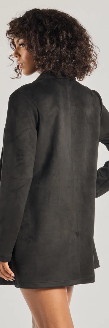 Dress up or down with the On The Move Faux Suede Long Blazer, a trendy black blazer that delivers structure and style on the go.
