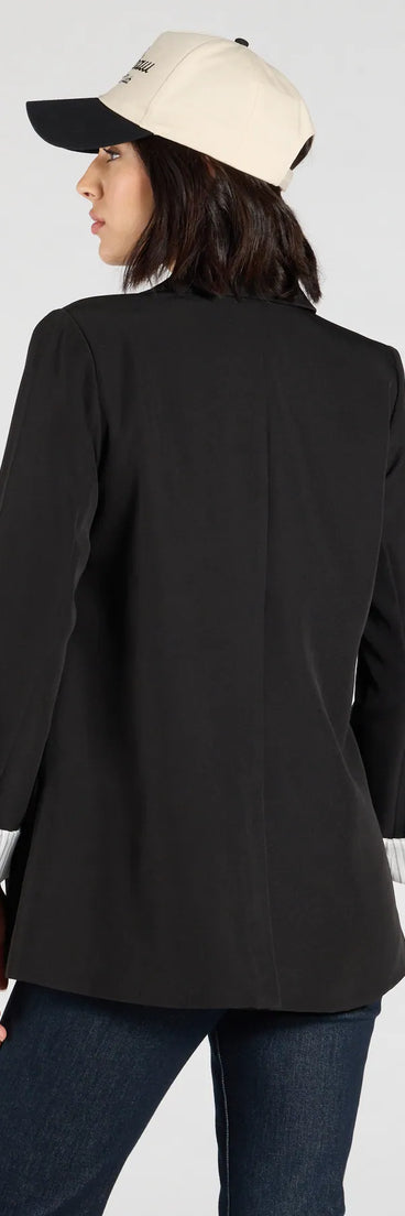 Dress up or down with the Official Business Striped Cuff Woven Blazer, a trendy black blazer that delivers structure and style on the go.