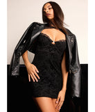 Get ready for any event with the Biker Chic Crop Jacket in black, an essential start to creating a versatile outfit for concerts, parties, or cocktail hours.