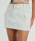 The Cute And Trendy Cargo Mini Skirt is a trendy women's bottom in white, designed with modern details and alluring textures to complete chic outfits for 2025.