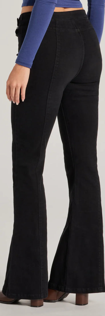 The Cool Icon High-Rise Belted Bootcut Pants is a trendy women's bottom in black, designed with modern details and alluring textures to complete chic outfits for 2025.