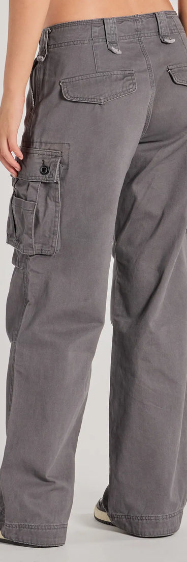 The Step It Up Mid-Rise Twill Cargo Pants is a trendy women's bottom in charcoal, designed with modern details and alluring textures to complete chic outfits for 2025.