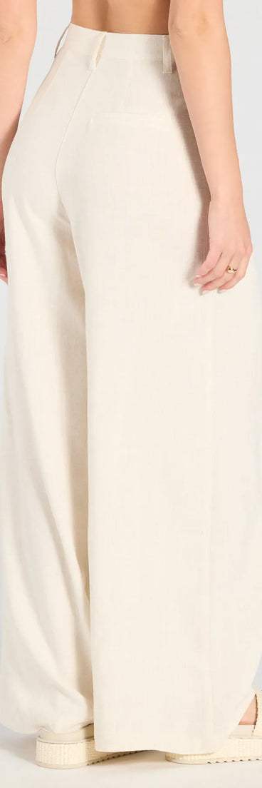 Designed for campus outfits, sleek workwear, and on-the-go moments, the Beachy Chic Wide-Leg Trouser Pants With Linen are trendy natural bottoms for women bringing effortless fall versatility.