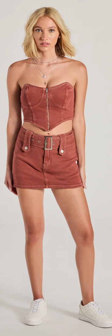 Designed for campus outfits, sleek workwear, and on-the-go moments, the Carefree Cool Mid Rise Belted Denim Skort is a trendy rust bottom for women bringing effortless fall versatility.