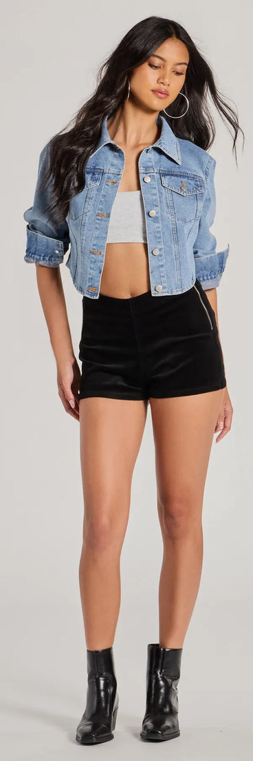 
Upgrade your style game for 2025 with the Time Out Referee Faux Leather Lace-Up Hot Shorts in black, perfect for any fashion-forward wardrobe.